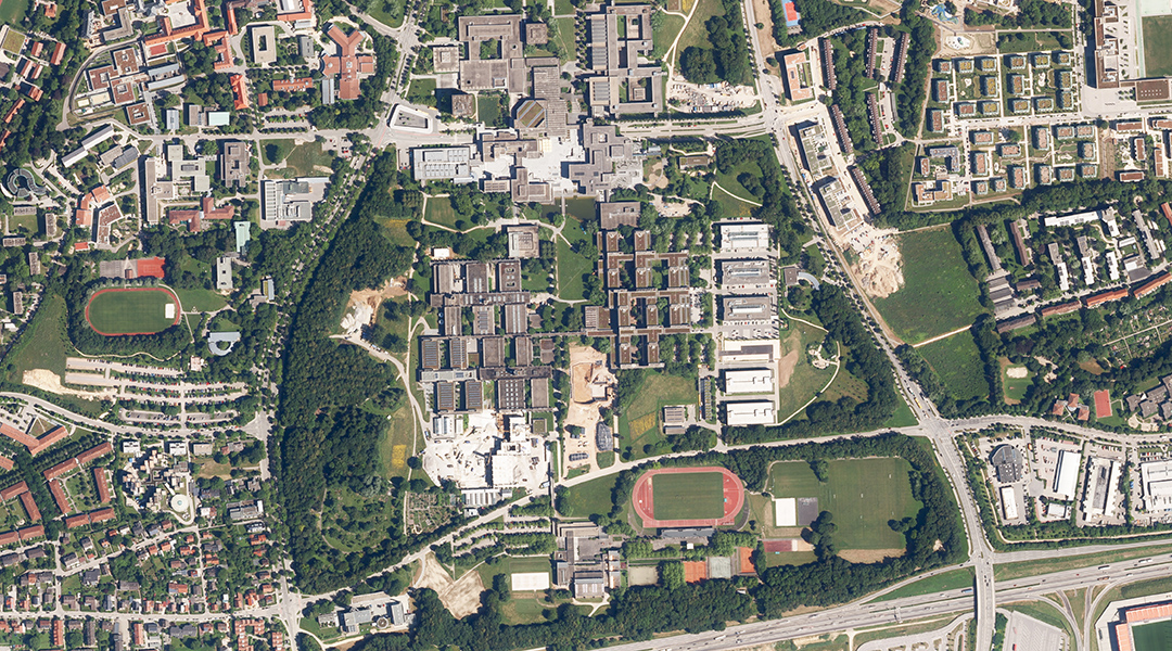 Das Luftbild von 2021 zeigt den Campus der Universität Regensburg mit Hochschule   