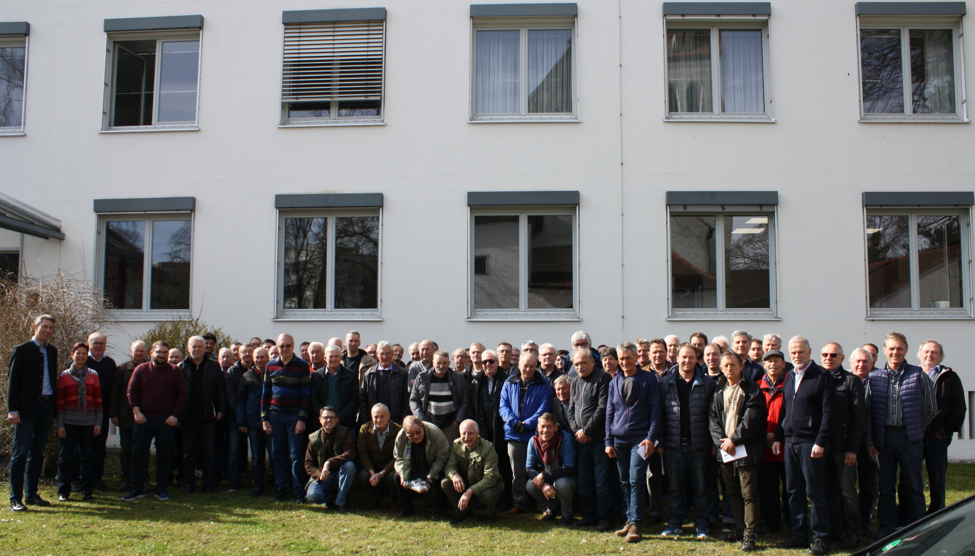Die Feldgeschworenen des Landkreises Fürstenfeldbruck vor dem Amtsgebäude.