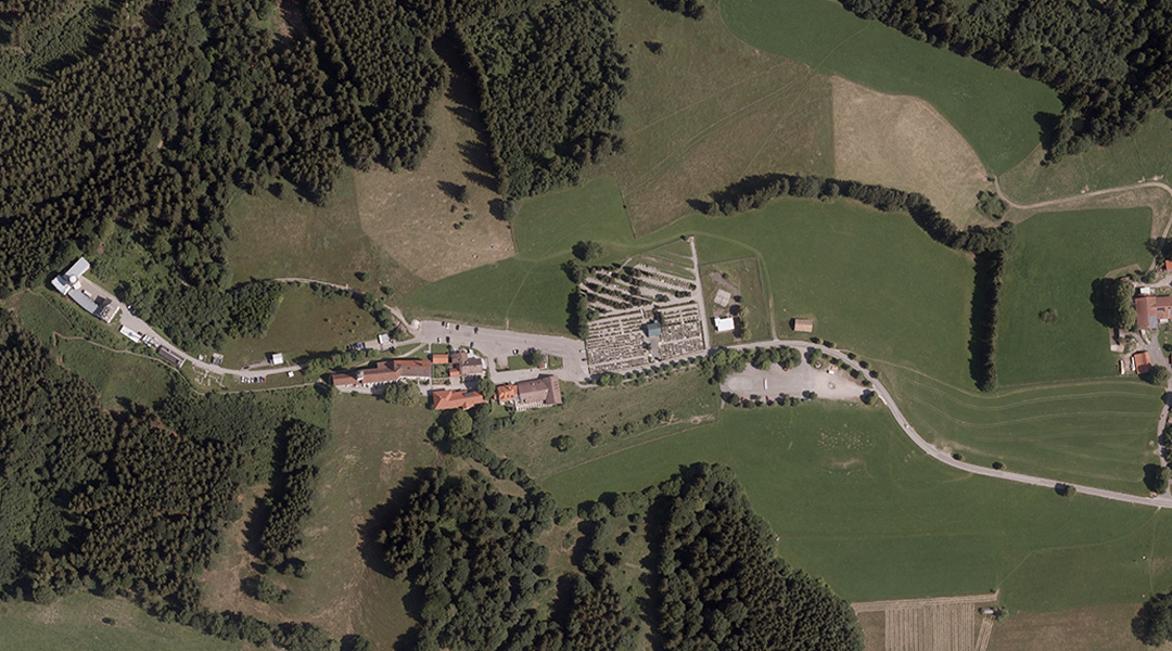 Das Observatorium am Hohen Peißenberg, Gelände mit den verschiedenen Gebäuden, z.B. das Observatorium mit Wetterstation, dem Wetterradar sowie dem Messfeld, Digitales Orthophoto, 2018 Zu sehen ist das Digitale Orthophoto des Observatoriums am Hohen Peißenberg, Gelände mit den verschiedenen Gebäuden, z.B. das Observatorium mit Wetterstation, dem Wetterradar sowie dem Messfeld, 2018
