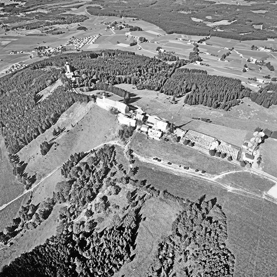 Hoher Peißenberg und Wallfahrtskirche St. Mariä Himmelfahrt, Schrägaufnahme, 1967 Zu sehen ist eine Schrägaufnahme vom Hohen Peißenberg und der Wallfahrtskirche St. Mariä Himmelfahrt, 1967
