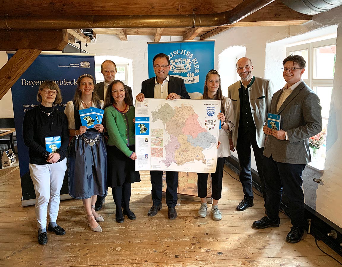 Neuauflage der Sonderkarte "Brauereien in Bayern"  Personen stehen für ein Gruppenbild bei der Vorstellung der Neuauflage der Sonderkarte "Brauereien in Bayern" aufgereiht