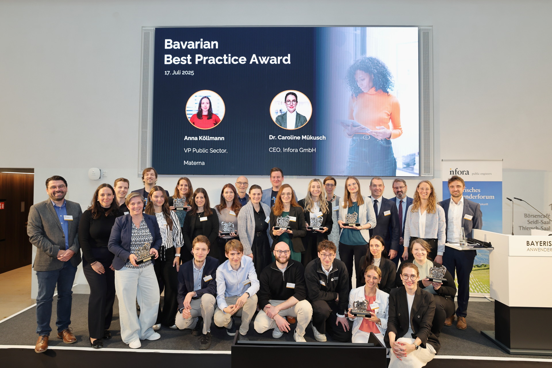 Digitale Verwaltung in Bayern "Bavarian Best Practice Award" Ein Gruppe von Leuten auf der Bühne